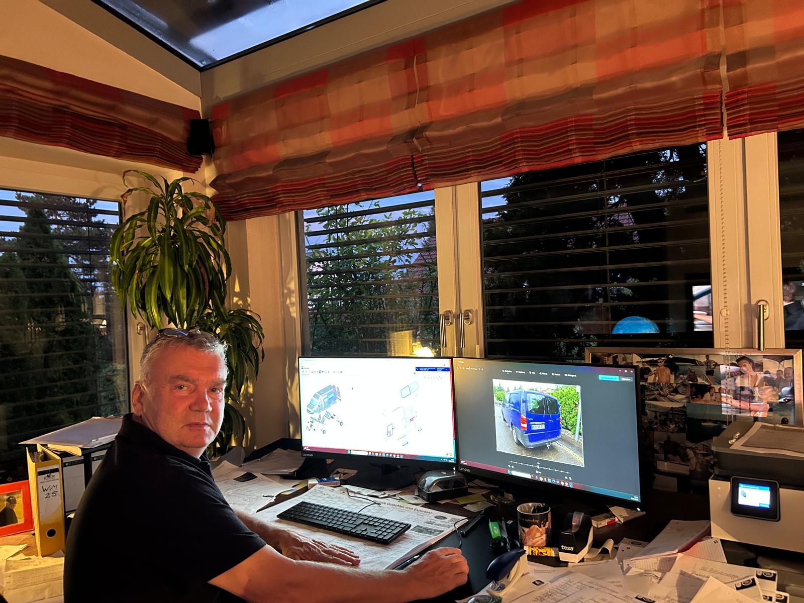 Wolfgang Merkle bei der Gutachtenerstellung am Arbeitsplatz im Sachverständigenbüro Merkle