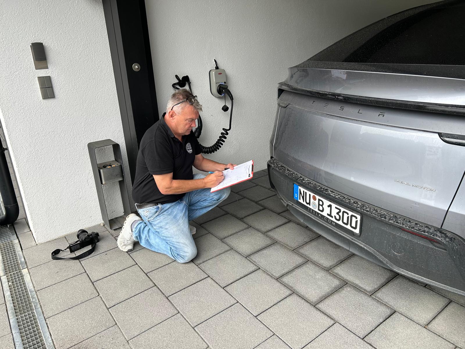Kfz-Sachverständiger Wolfgang Merkle bei der Fahrzeugbesichtigung nach einem Unfall