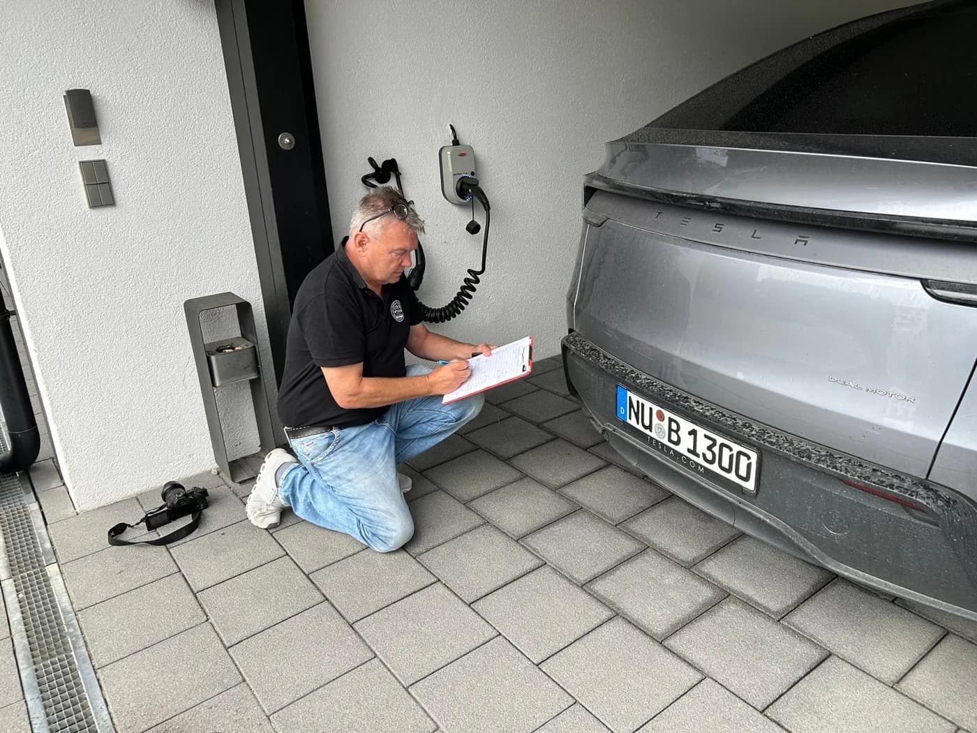 Wolfgang Merkle dokumentiert ein Fahrzeug bei einer Begutachtung vor Ort.